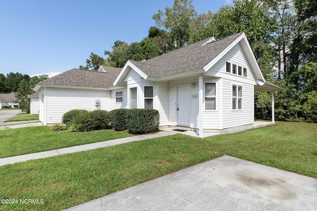 view of front facade featuring a front yard