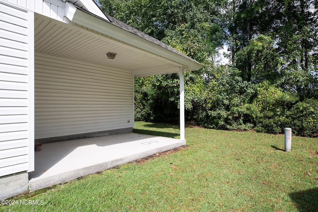 view of yard featuring a patio area