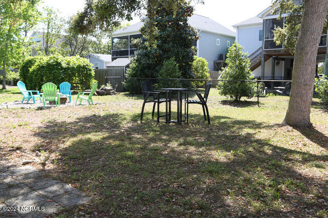 view of yard featuring an outdoor fire pit