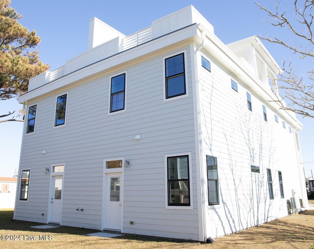 rear view of house featuring a lawn