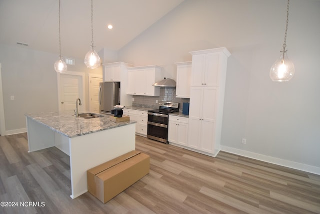 kitchen with sink, a kitchen island with sink, high vaulted ceiling, white cabinetry, and stainless steel appliances