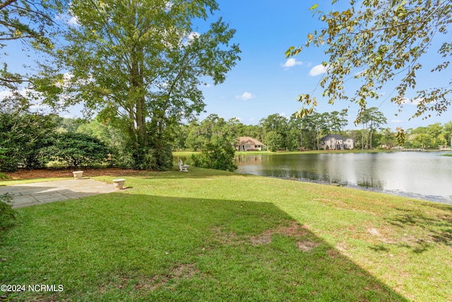 view of yard featuring a water view