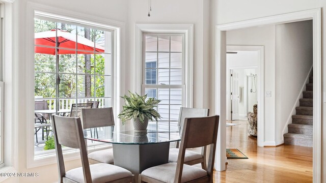 dining room with crown molding, sink, a chandelier, and light hardwood / wood-style flooring