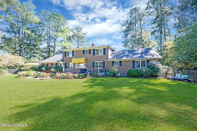 view of front facade featuring a front lawn