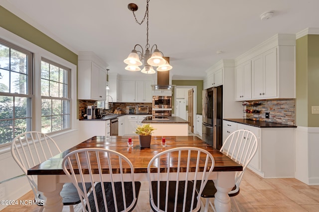 dining area featuring an inviting chandelier