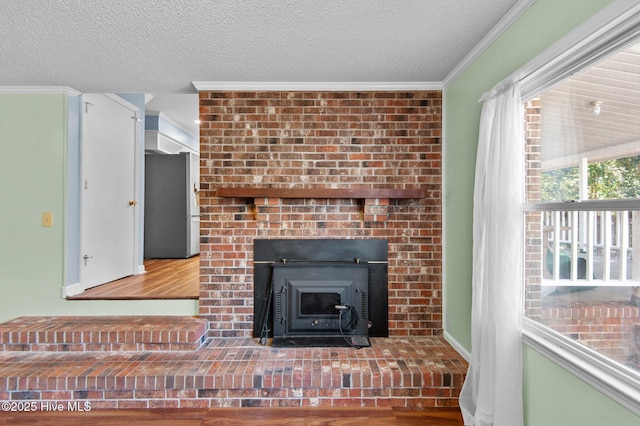 217 Randomwood Ln, River Bend, NC 28562 - detailed view of freestanding refrigerator, crown molding, and a textured ceiling
