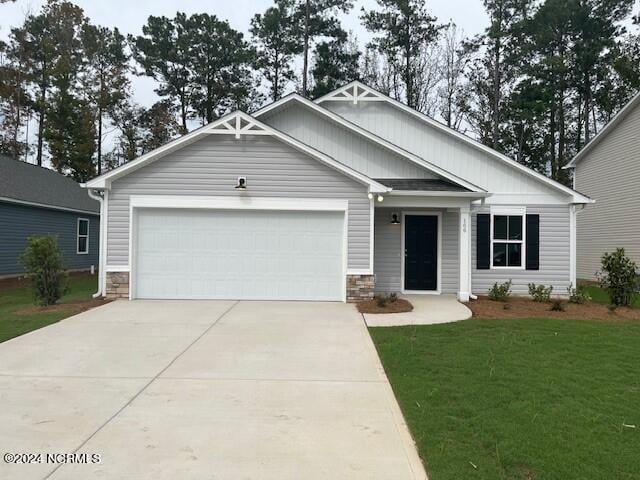 craftsman house featuring a front lawn and a garage