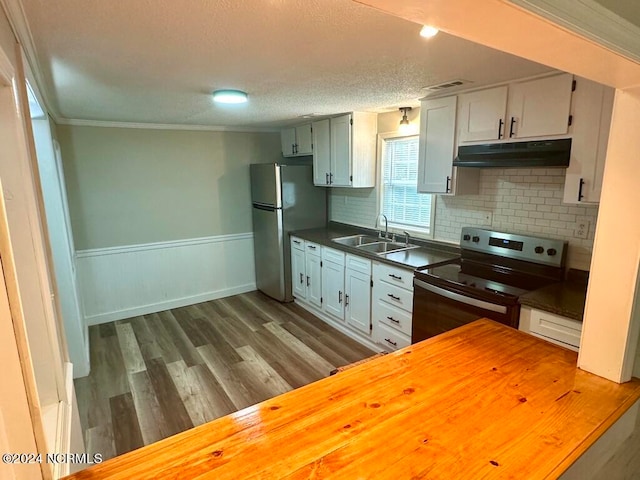 kitchen with tasteful backsplash, dark wood-type flooring, sink, appliances with stainless steel finishes, and crown molding