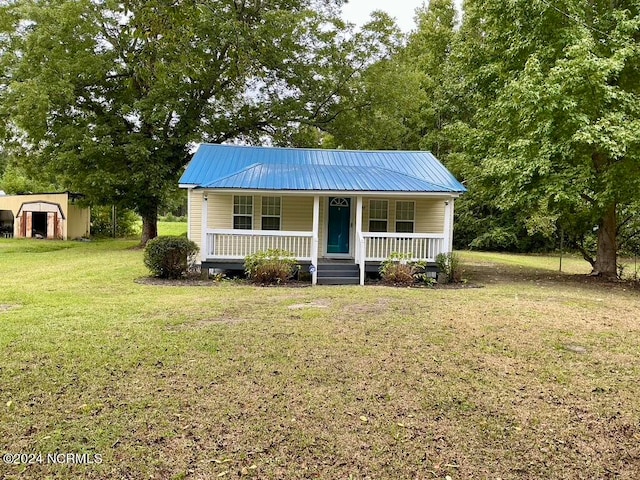 view of front facade with a porch and a front yard