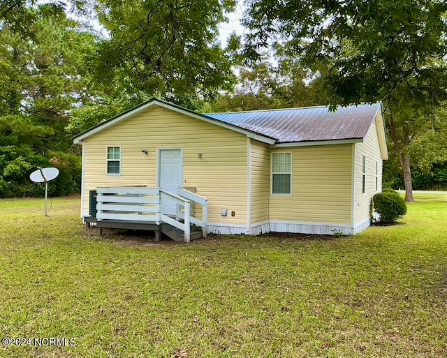 view of front facade featuring a front lawn