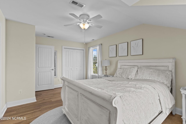 bedroom featuring a closet, vaulted ceiling, dark hardwood / wood-style flooring, and ceiling fan