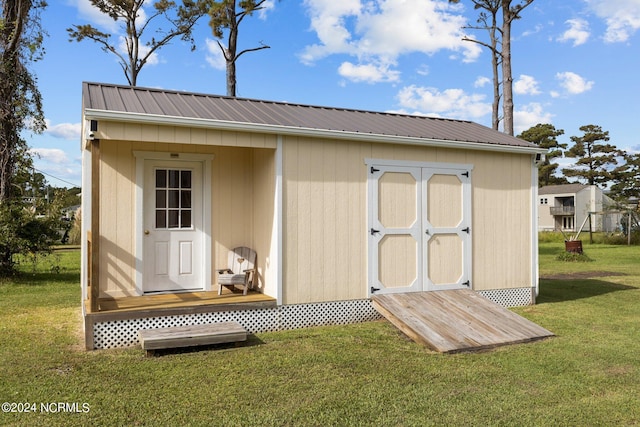 view of outdoor structure featuring a yard