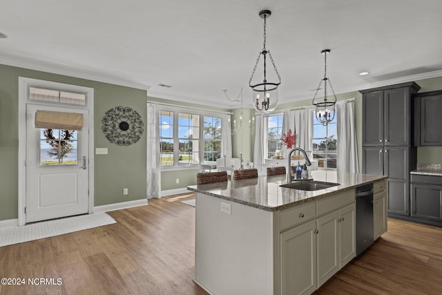 kitchen featuring a kitchen island with sink, gray cabinetry, hardwood / wood-style floors, a notable chandelier, and sink