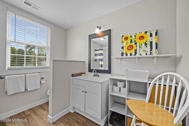 bathroom featuring shower / tub combo with curtain