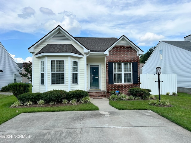 view of front of home featuring a front yard