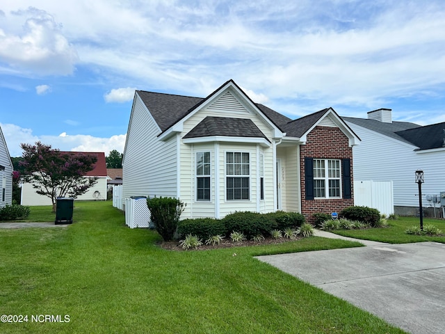 view of front of house featuring a front lawn