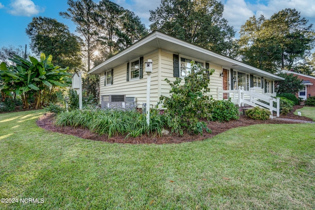 view of front of property with a front lawn