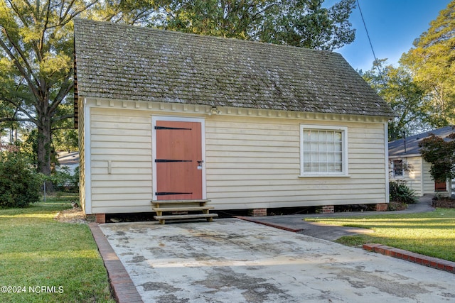 view of outbuilding featuring a yard