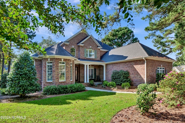 view of front of property featuring a front lawn