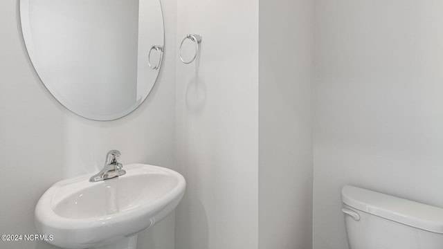 bathroom featuring toilet and sink