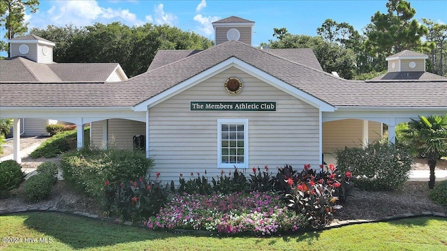 view of side of property featuring a lawn