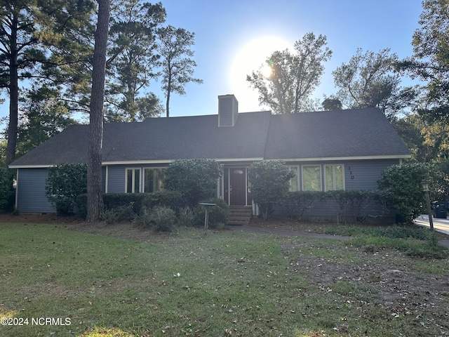 view of front of home featuring a front yard