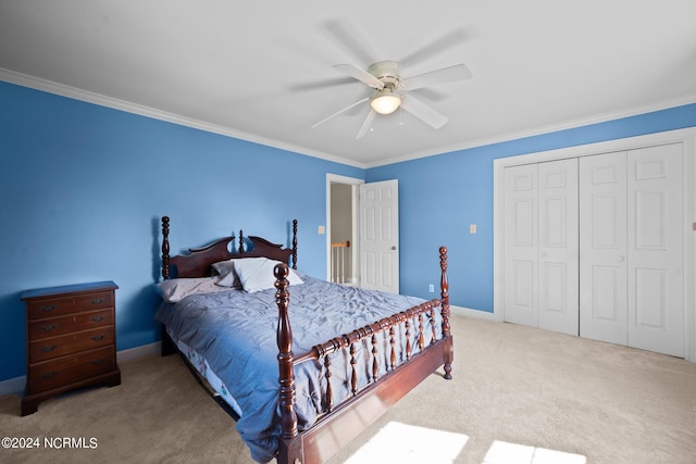 bedroom with a closet, ornamental molding, carpet flooring, and ceiling fan