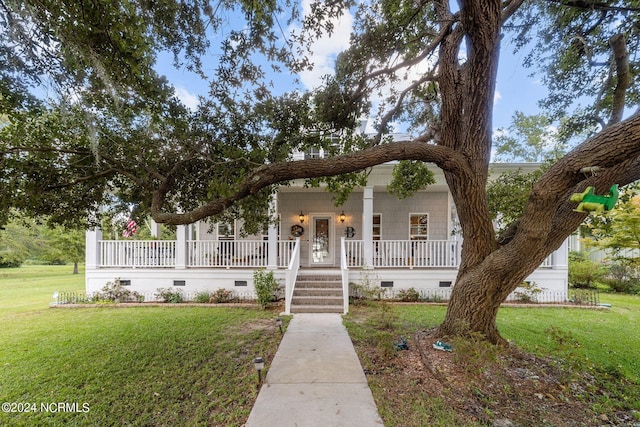 view of front of property featuring crawl space, a front lawn, and covered porch