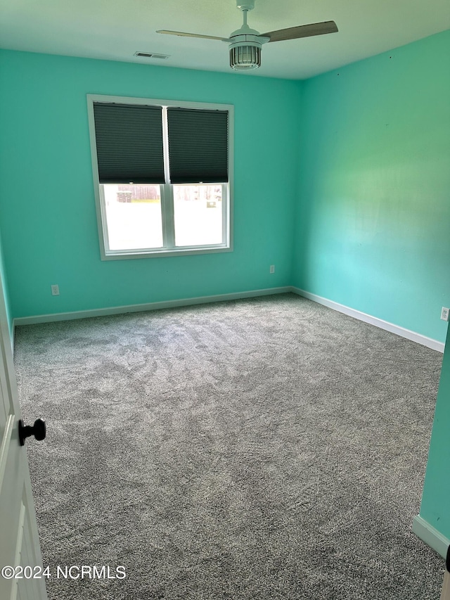 carpeted empty room featuring ceiling fan