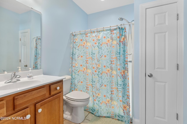 bathroom featuring a shower with shower curtain, toilet, and vanity
