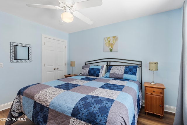 bedroom featuring baseboards, a ceiling fan, wood finished floors, and a closet