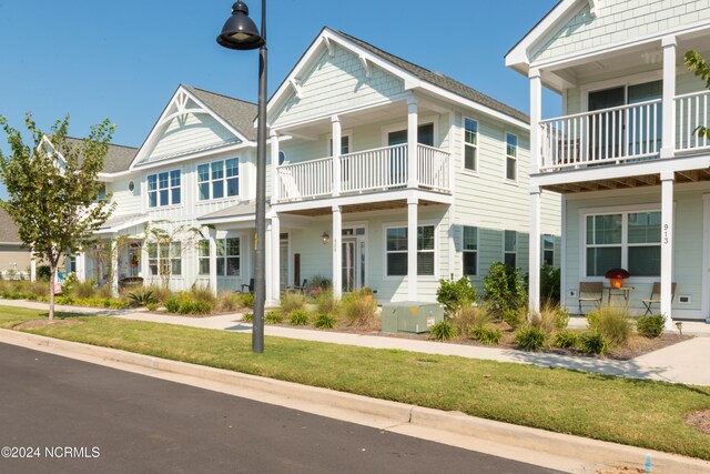 view of front of home featuring a balcony