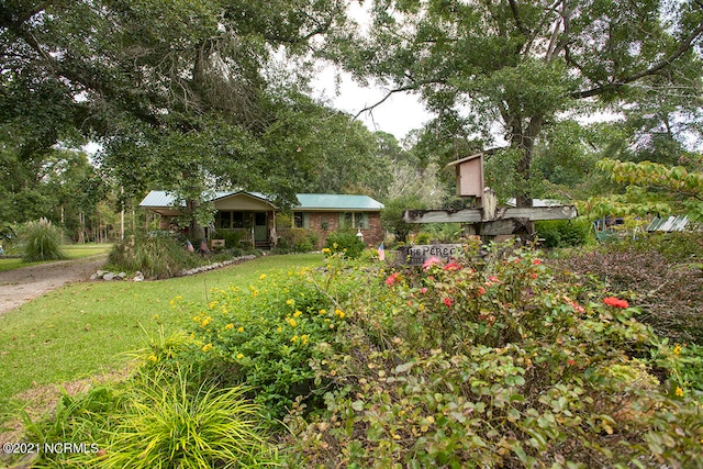 view of front of house featuring a front yard