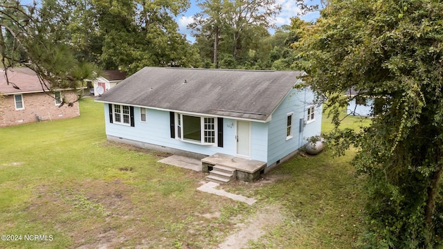 view of front of property with a front lawn