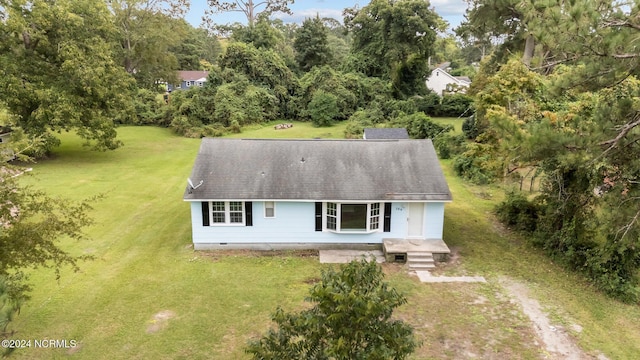 view of front facade with a front lawn