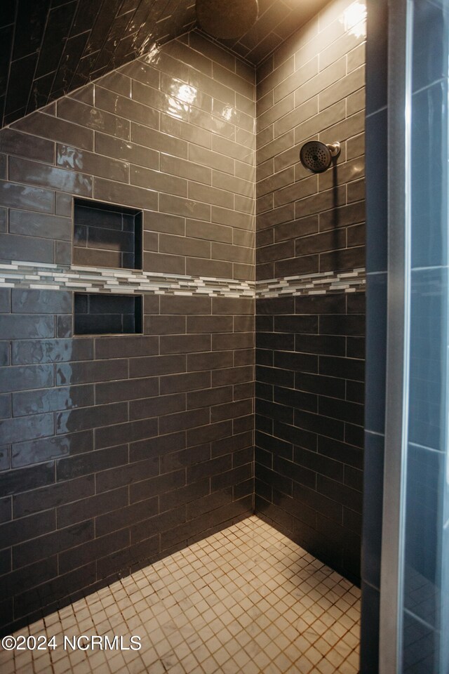 bathroom featuring tiled shower