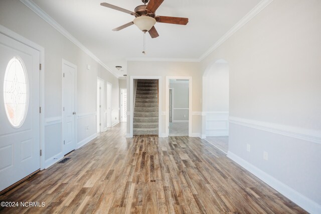 foyer entrance with crown molding, ceiling fan, and light hardwood / wood-style floors