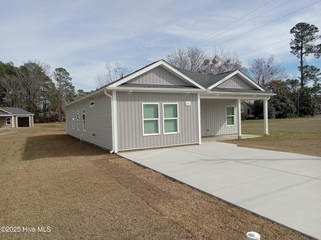 view of front facade with a front lawn