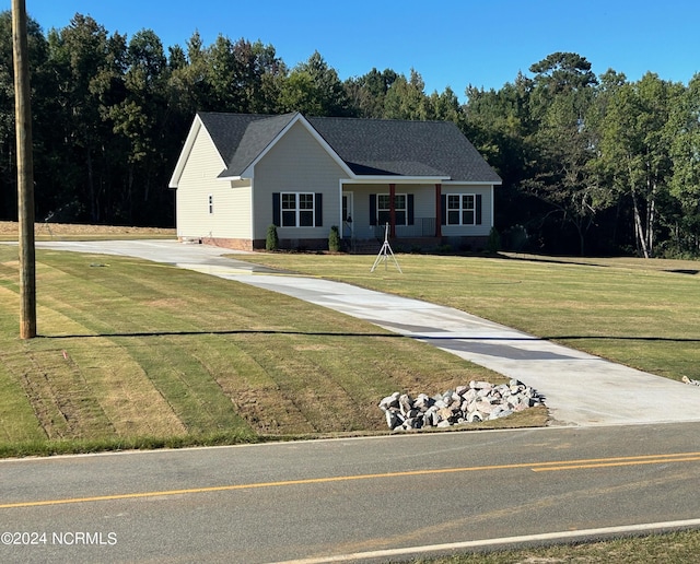 view of front facade with a front yard