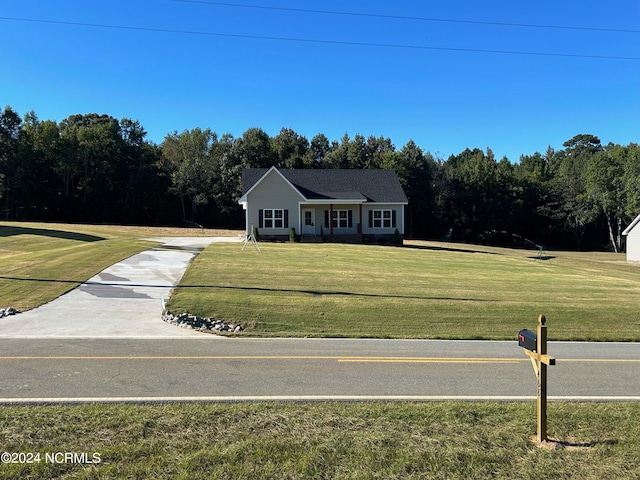 view of front of property featuring a front yard