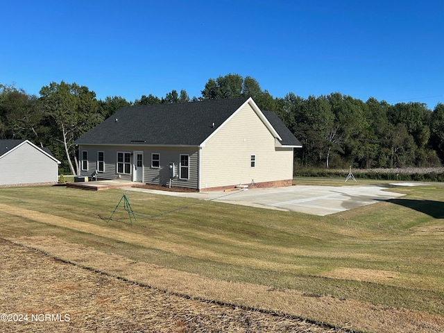 rear view of house featuring a yard