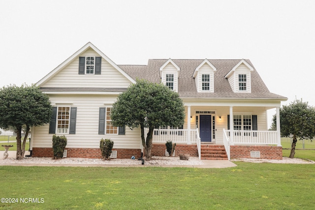 view of front facade featuring a front yard and covered porch