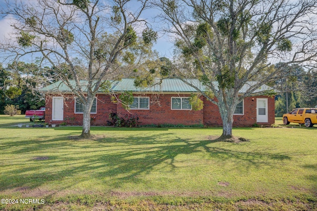 single story home with a front lawn