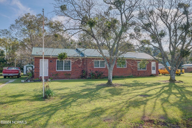 single story home with a front lawn