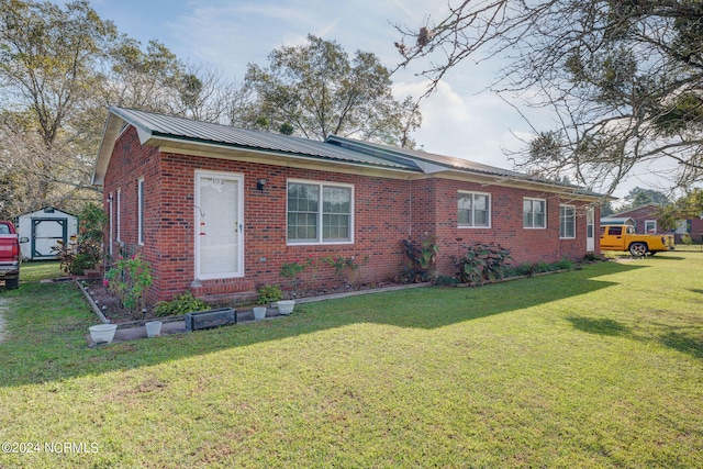 ranch-style house featuring a front lawn