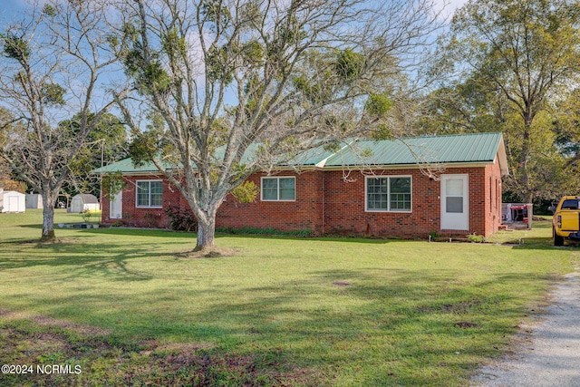 single story home featuring a front lawn