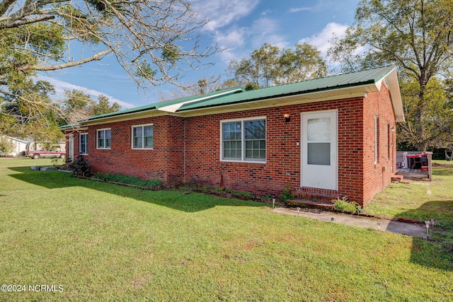 view of front facade with a front yard