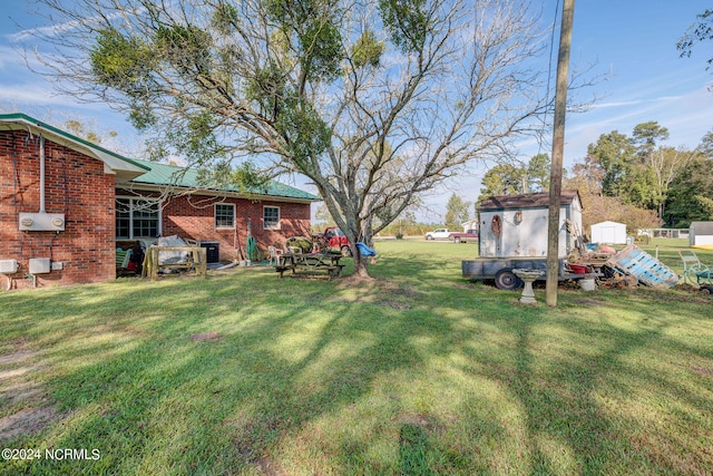 view of yard with a storage unit