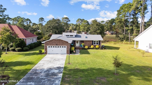 view of front facade featuring a garage and a front yard