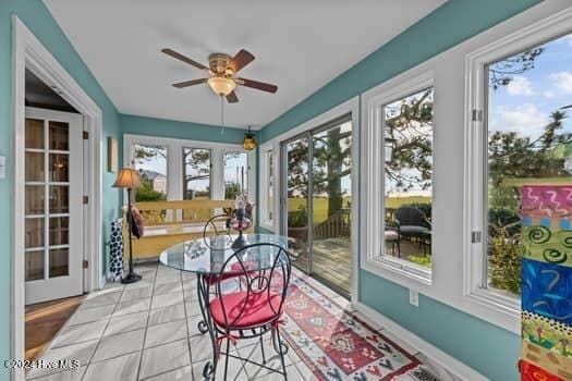 sunroom with ceiling fan